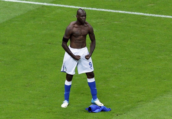 ARCHIVBILD ZUM WECHSEL VON MARIO BALOTELLI ZU SION --- Italy&#039;s Mario Balotelli celebrates scoring his side&#039;s second goal during the Euro 2012 soccer championship semifinal match between Germ ...