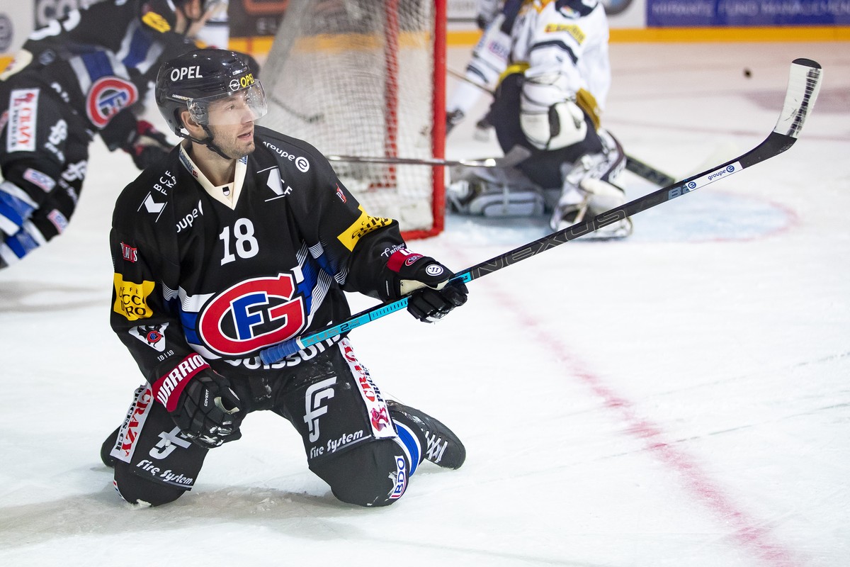 L'attaquant fribourgeois Jacob Micflikier, lors de la rencontre du championnat suisse de hockey sur glace de National League entre le HC Fribourg-Gotteron, HCFG, et HC Ambri-Piota, ce mardi, 23 o ...