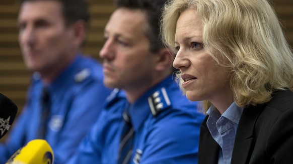 Polizisten und Staatsanwältin Barbara Loppacher geben Mitte Mai in Schafisheim&nbsp;eine Pressekonferenz&nbsp;zum Vierfachmord von Rupperswil.