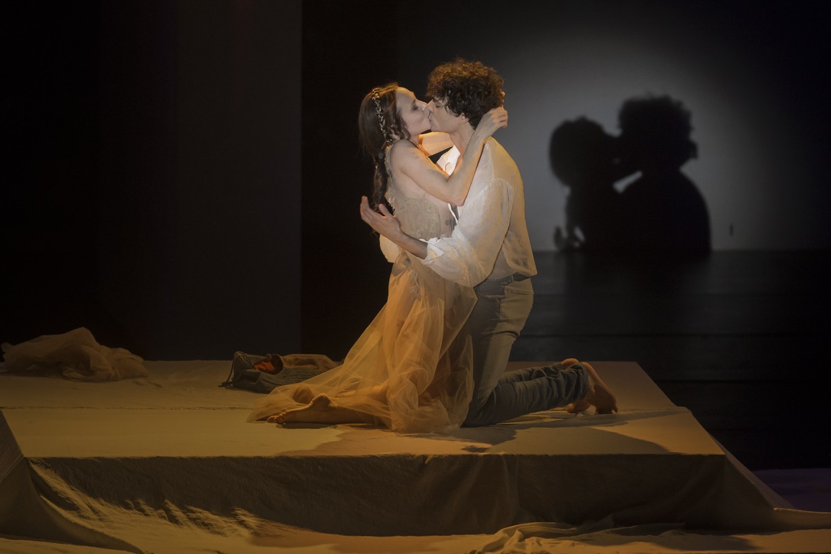 Szene aus dem Musical "Romeo e Giulietta - Ama e cambia il mondo" (Romeo und Julia) am Donnerstag, 26. November 2015, im Sala Theatro im Kulturzentrum LAC in Lugano. 45 Kuenstlerinnen und Ku ...