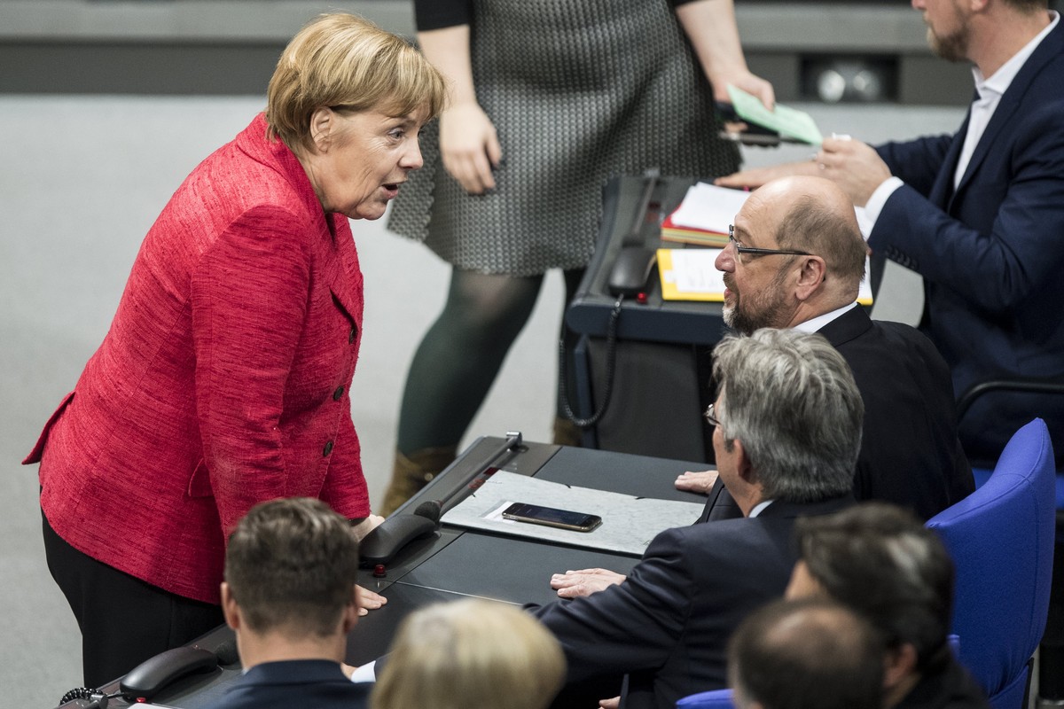 epa06341643 German Chancellor Angela Merkel (L) of the Christian Democratic Union (CDU) talks to the leader of the Social Democratic Party (SPD), Martin Schulz (R), during a session of the German  ...