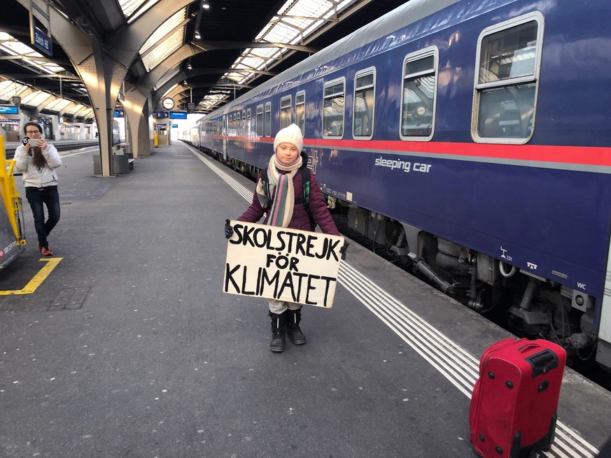 epaselect epa07310995 Swedish climate activist Greta Thunberg, 16, arrives at the Zurich Main Station, in Zurich, Switzerland 23 January 2019. Thunberg will attend the World Economic Forum (WEF) from  ...