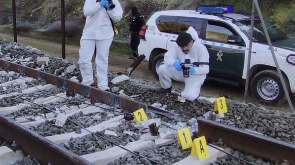 Beamte sammeln Beweise an den Gleisen: Dutzende Menschen starben, als zwei Hochgeschwindigkeitszüge in der andalusischen Provinz Córdoba kollidierten.