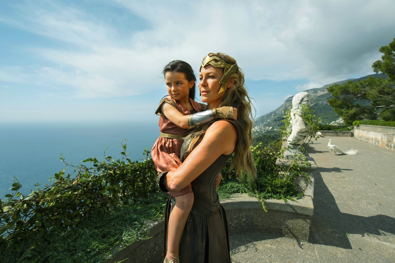 Nur ein Kind gibt es auf Themiskyra: Diana, die Tochter der Amazonenkönigin Hippolyta (im Film schreibt sie sich mit «a», in den Mythen wird sie meist Hippolyte genannt), die zu Wonder Woman werden wird.
