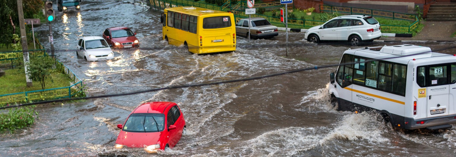 Eine Strasse in Russland, wo Autos immer sauber sein müssen.