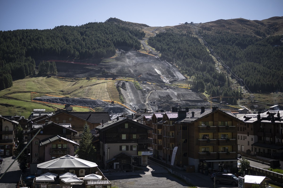 KEYPIX - Blick ueber die Daecher des Dorfes auf die Baustelle fuer die Freestyle Wettkaempfe der Olympischen Spiele 2026 im Hintergrund, aufgenommen am Donnerstag, 18. September 2025, in Livigno, Ital ...
