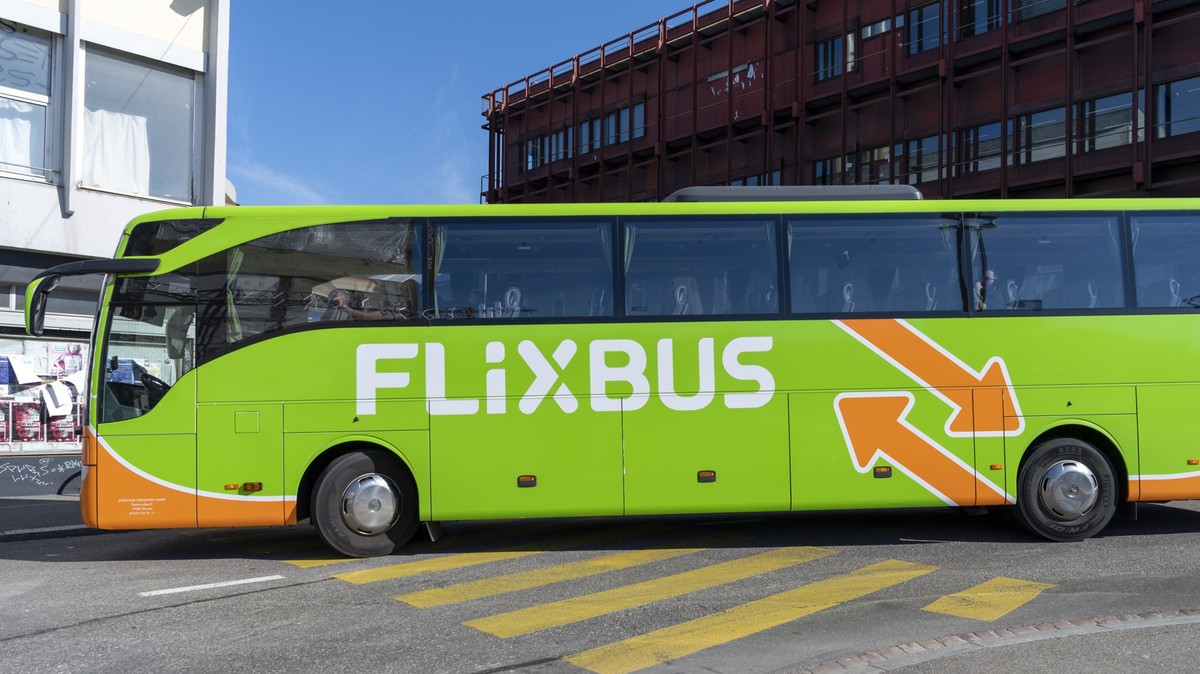 Ein Flixbus faehrt vor dem Bahnhof durch an der Hochstrasse in Basel, am Montag, 3. Juni 2019. (KEYSTONE/Georgios Kefalas)