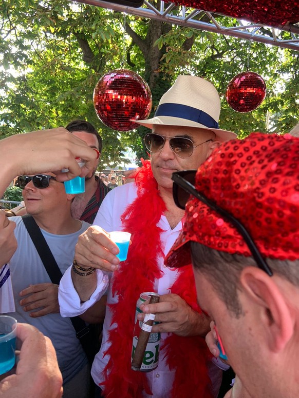 Bundespräsident Alain Berset genehmigt sich auf dem Love Mobile einen «Shot» sowie eine Zigarre.