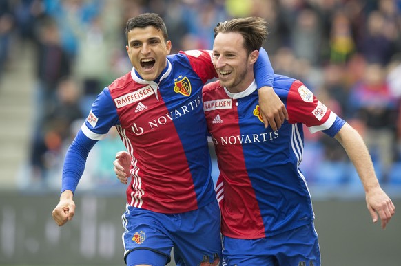 Basels Mohamed Elyounoussi, links, und Torschuetze Luca Zuffi, rechts, jubeln zum 3:0 beim Fussballspiel der Super League zwischen dem FC Basel 1893 und dem BSC Young Boys, am Donnerstag, 10. Mai 2018 ...