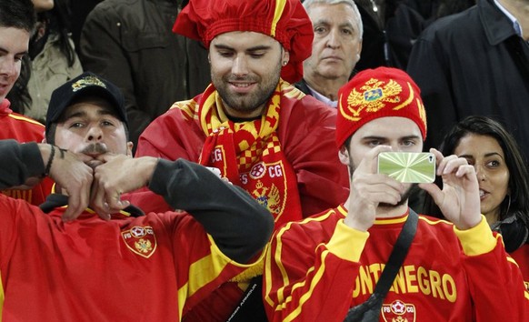 Montenegrinische Fans in Basel: Sie feuerten ihre Mannschaft lautstark und pausenlos an.