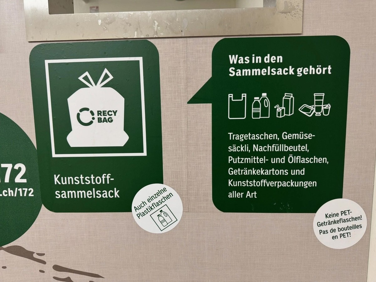 Runde weisse Sticker weisen an den Coop-Recyclingstationen auf die neue Regelung hin.