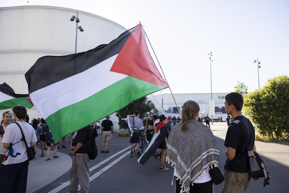 Des manifestants pro-palestinien participent a un rassemblement contre le match de basketball U19 FIBA World Cup qui oppose la Suisse et Israel ce samedi 28 juin 2025 a Lausanne. (KEYSTONE/Cyril Zinga ...