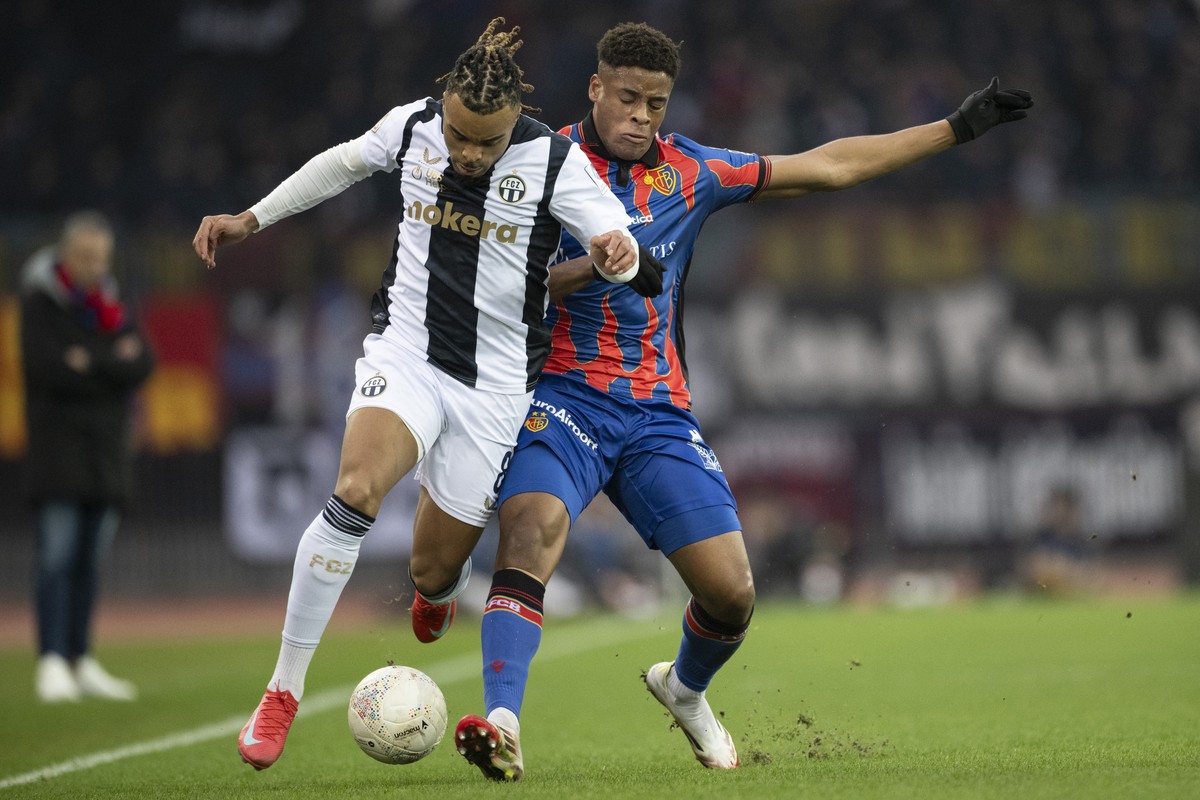 Samuel Ballet (FCZ), links, spielt um den Ball mit Kevin Carlos (FCB), rechts, im Fussball Meisterschaftsspiel der Super League zwischen dem Zuerich, FCZ, und dem FC Basel 1893, FCB, im Letzigrund, am ...