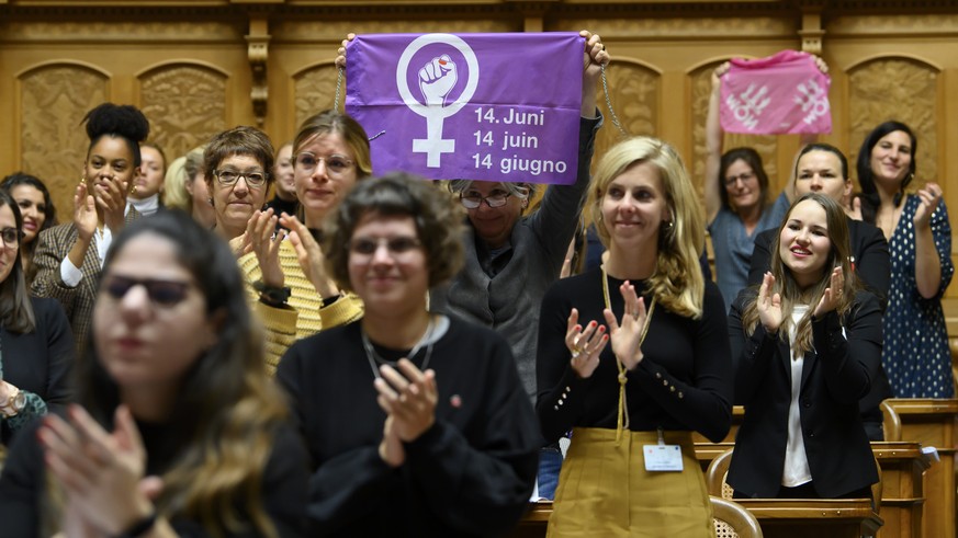 Teilnehmerinnen an der Frauensession reagieren waehrend der Frauensession 2021, am Samstag, 30. Oktober 2021, im Nationalrat in Bern. (KEYSTONE/Anthony Anex)