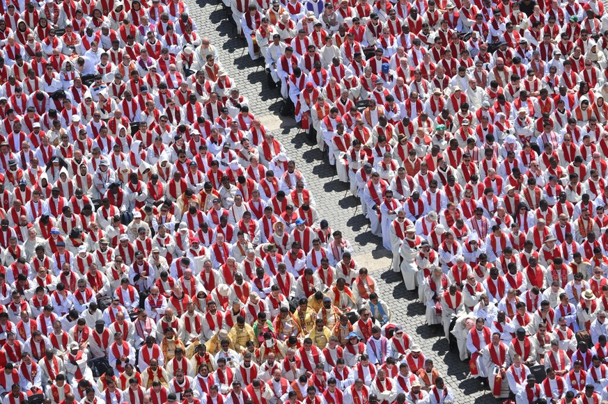 epaselect epa12055944 Priests attend the funeral Mass of Pope Francis in Saint Peter&#039;s Square in Vatican City, 26 April 2025. Pope Francis passed away on Easter Monday, 21 April 2025, at the age  ...