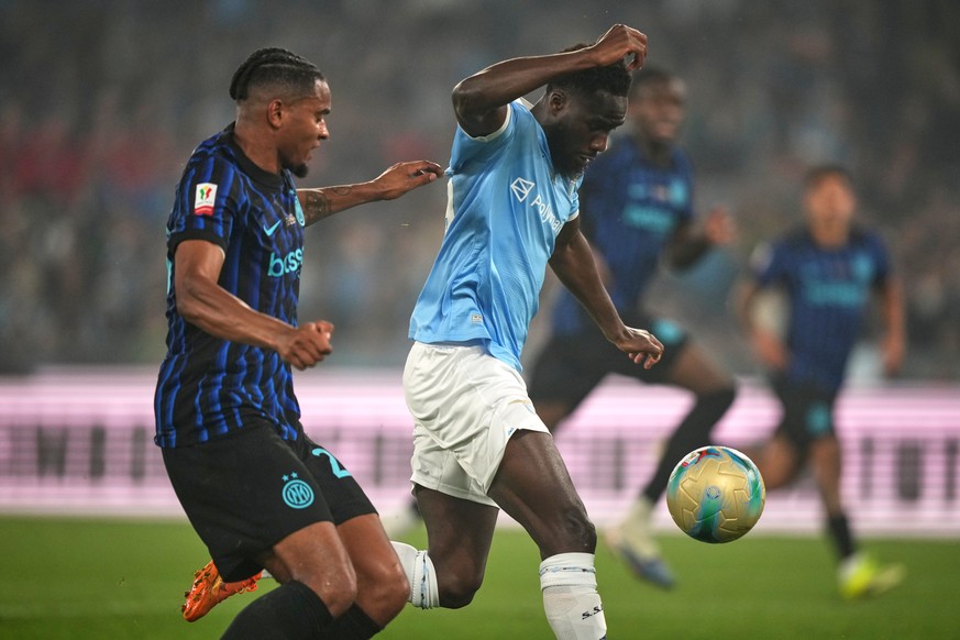 Boulaye Dia i Lazios tenton një goditje në portë pranë Manuel Akanji të Interit, majtas, gjatë finales së futbollit të Kupës së Italisë midis Lazios dhe Inter Milan, në Romë, të mërkurën, 13 maj 2026. (Një ...