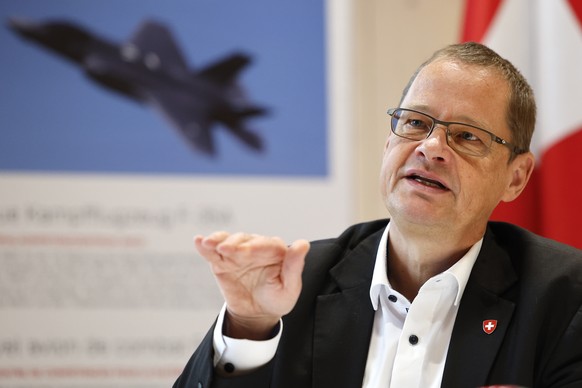 Urs Loher, Ruestungschef, armasuisse, spricht waehrend einer Medienkonferenz zum Projekt RIGI, am Donnerstag, 9. Oktober 2025 in Payerne. Vier der insgesamt 36 fuer die Schweiz bestellten Kampfflugzeu ...