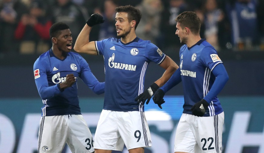 epa06577249 Schalke&#039;s Marko Pjaca (R) celebrates with team mates Breel Embolo (L) and Franco di Santo (C) after scoring a goal during the German Bundesliga soccer match between FC Schalke 04 and  ...