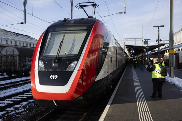 Ein mit Test-Equipment ausgeruesteter FV-Dosto Zug steht vor einer Medienfahrt im Bahnhof Zofingen zur Abfahrt bereit, am Dienstag, 13. Januar 2026, in Zofingen. Die Drehgestelle aller FV-Dosto-Zuege  ...