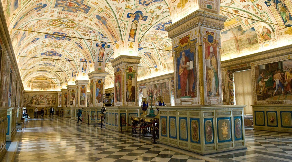 La bibliothèque du Vatican abrite d’innombrables trésors sur lesquels les nazis avaient jeté leur dévolu.
https://commons.wikimedia.org/wiki/File:The_Sistine_Hall_of_the_Vatican_Library_(2994335291).j ...