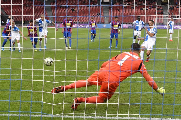 Der Grasshopper Nassim Ben Khalifa bezwingt per Penalty Alessandro Guarnone von Chiasso zum 3-1 fuer GC beim Fussballspiel der Challenge League Grasshopper Club Zuerich gegen den FC Chiasso im Stadion ...