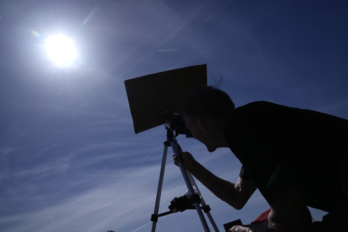Mike Porter uses a telescope to get a look at the sun as he prepares to watch a total solar eclipse Monday, April 8, 2024, in Carbondale, Ill. (AP Photo/Jeff Roberson)