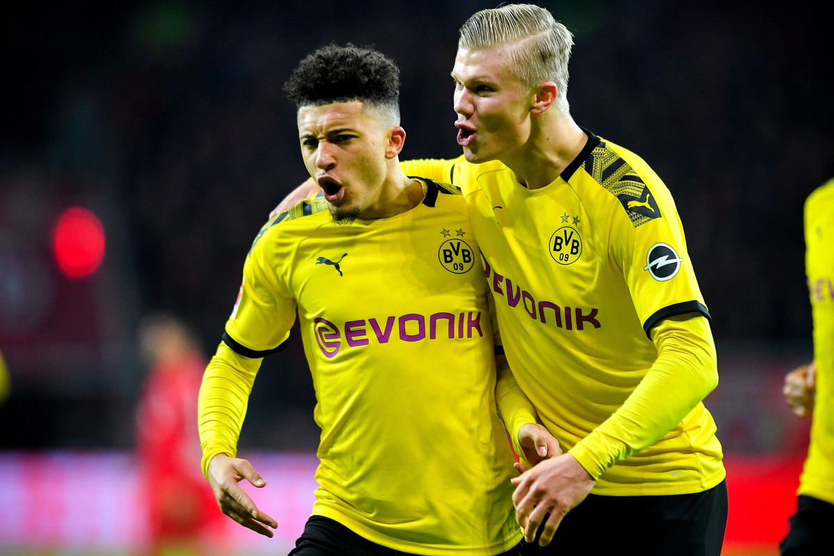 epa08203609 Dortmund's Jadon Sancho (L) reacts with his teammate Erling Haaland (R) after scoring the 3-2 lead during the German Bundesliga soccer match between Bayer Leverkusen and Borussia Dort ...