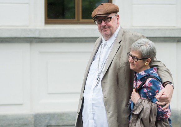 Dieter Behring, der mutmassliche Millionenbetrueger, links, und seine Ehefrau Ruth, rechts, verlassen das Bundesstrafgericht in Bellinzona am Montag, 30. Mai 2016. Der 61-jaehrigen Behring soll gemaes ...