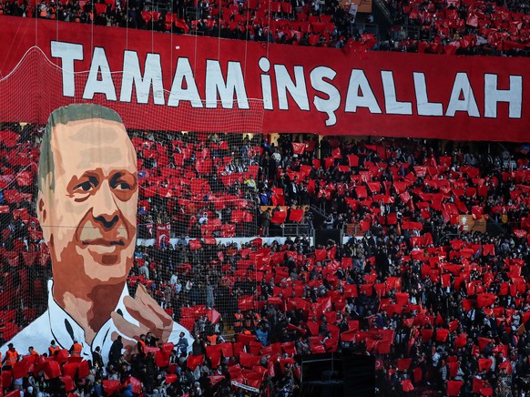epa10332710 Supporters of the Turkish President Recep Tayyip Erdogan take a part in a choreography during his &#039;Unity, Will, Victory&#039; rally at the Galatasaray&#039;s Nef Stadium in Istanbul,  ...