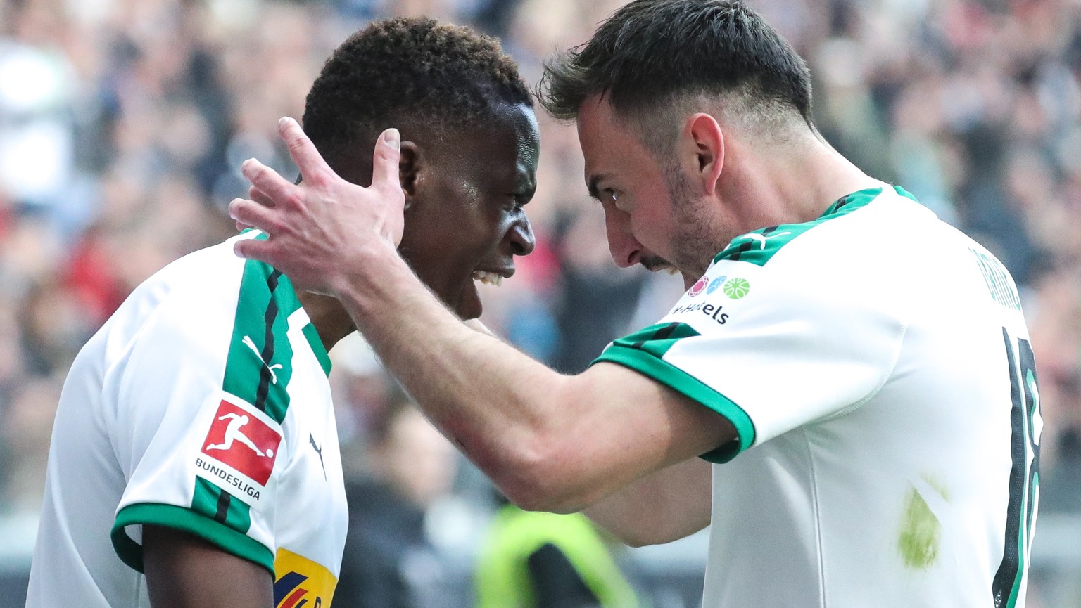 epa07377573 Moenchengladbach&#039;s Denis Zakaria celebrates with teammate Josip Drmic after scoring the 1-1 goal during the German Bundesliga soccer match between Eintracht Frankfurt and Borussia Moe ...