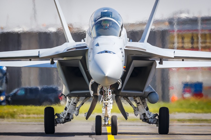 ARCHIV - ZUR MEDIENKONFERENZ VON BUNDESRAETIN VIOLA AMHERD UEBER DIE BESCHAFFUNG DER KAMPFJETS UND DIE LUFTABWEHR STELLEN WIR IHNEN FOLGENDES BILDMATERIAL ZUR VERFUEGUNG - A Boeing F/A-18 Super Hornet ...