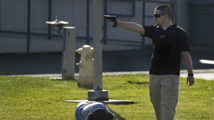 Ein Active-Shooter-Drill nach dem Alice-Program an einer Schule in Modesto, Kalifornien: Ein Mann mimt den Schützen, 2013. 