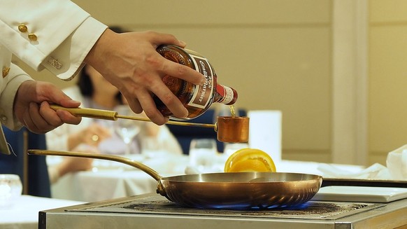 Crepes suzette dessert kochen essen food frankreich grand marnier https://commons.wikimedia.org/wiki/File:CrepeSuette_20220506_202934.jpg