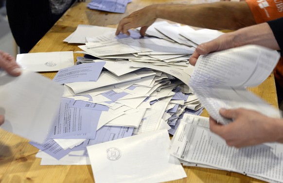 Auszaehlung der Wahlzettel im Wahlbuero Kreis 3 der Stadt Zuerich, am Sonntag, 18. Oktober 2015. Heute finden die eidgenoessischen Wahlen 2015 in der Schweiz statt. Dabei werden die 200 Mandate des Na ...