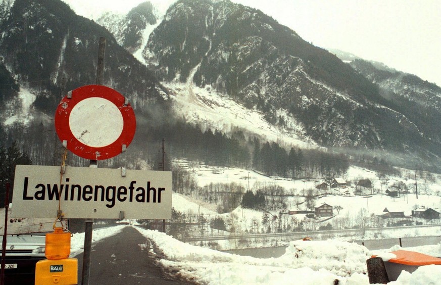 In Silenen wurden Strassenabschnitte wegen Lawinengefahr gesperrt. Am Samstag 20.2.1999 ging nach der Wiler Lawine auch die Oblital Lawine nieder welche links und rechts der Haeuser zum Stillstand kam ...