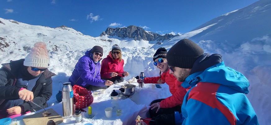 Rauszeit Things to do im Winter St.Antönien Fondue auf dem Gipfel