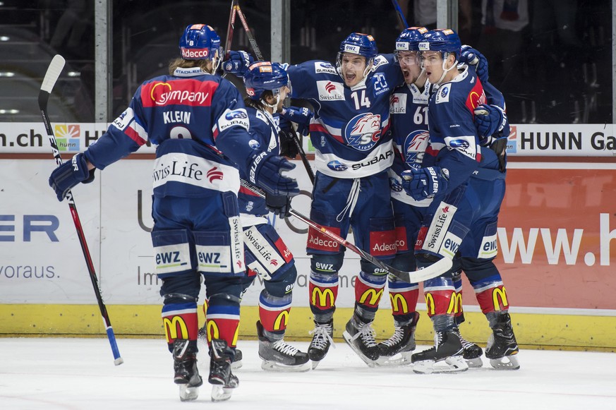 Jubel zum 1:0 bei Zuerichs Kevin Klein, Phil Baltisberger, Chris Baltisberger, Torschuetze Fabrice Herzog und Reto Schaeppi, vlnr, im zweiten Eishockey Playoff-Viertelfinalspiel der National League zw ...