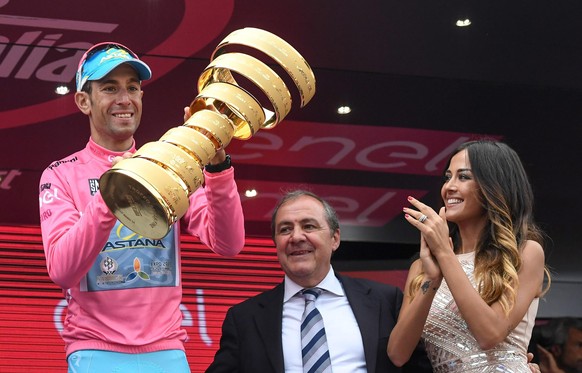 Nibali mit dem grossen Pokal.