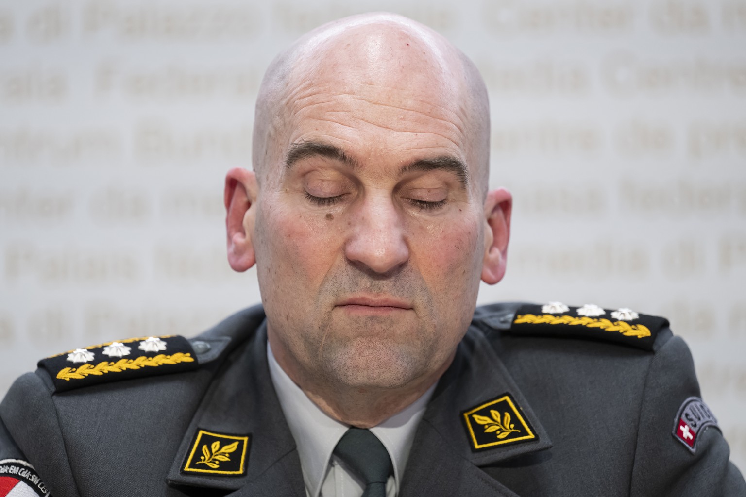 Korpskommandant Thomas Suessli, Chef der Armee, Mitte, reagiert waehrend einer Medienkonferenz ueber die Finanzsituation der Armee und moegliche Konsequenzen auf die geplante Staerkung der Verteidigun ...