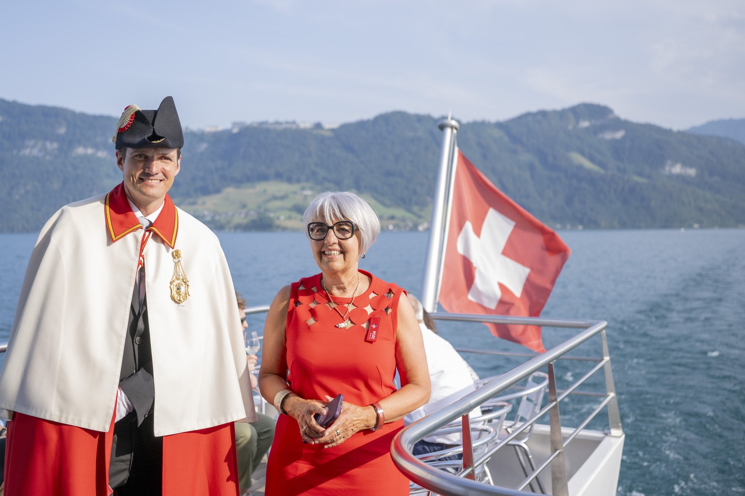 KEYPIX - Die Gaeste mit der Bundesraetin Elisabeth Baume-Schneider, rechts, und der Weibel Philipp Scheuber, links, geniessen das Apero auf dem Motorschiff Cirrus auf dem Vierwaldstaettersee anlaessli ...
