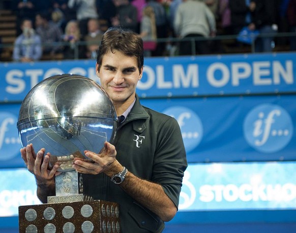 Achtung Roger, vielleicht stehen dir bald die Haare zu Berge. Wie bei der Metallkugel im Technorama von Winterthur. Pokal: ATP-Turnier in Stockholm.