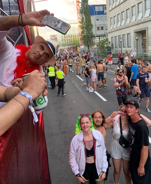 Bundesrat Alain Berset macht an der Street Parade 2023 am Ende des Umzugs mit dem Handy einer Teilnehmerin ein Selfie.