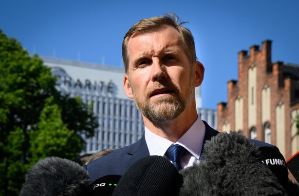 27.05.2026, Berlin: Leif Erik Sander, Direktor der Klinik f�r Infektiologie und Intensivmedizin der Charit�, �u�ert sich am Campus Mitte der Charit� zu dem Fall des Ebola-Patienten aus den USA, sowie  ...