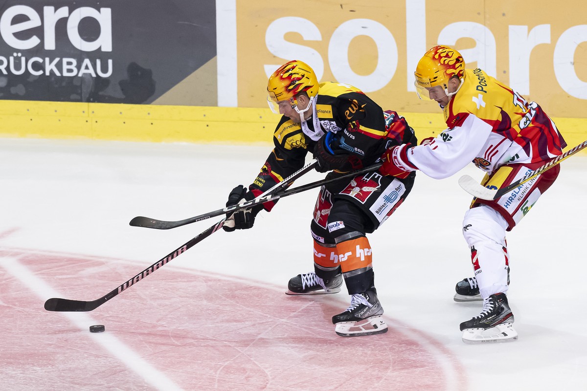 PostFinance Top Scorer Austin Czarnik (SCB), links, und PostFinance Top Scorer Toni Rajala (EHCB), rechts, kaempfen um den Puck, beim Eishockey Meisterschaftsspiel der National League zwischen dem SC  ...