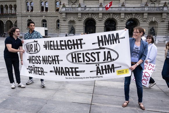 Personen von der Operation Libero demonstrieren mit einem XXL Wecker, womit sie die Ploitiker*innen wachruetteln wollen, gegen das Sexualstrafrecht, am Montag, 7. Juni 2022, in Bern. Operation Libero  ...