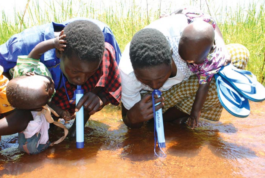 Life Straw filtert Partikel und Bakterien aus dem Wasser