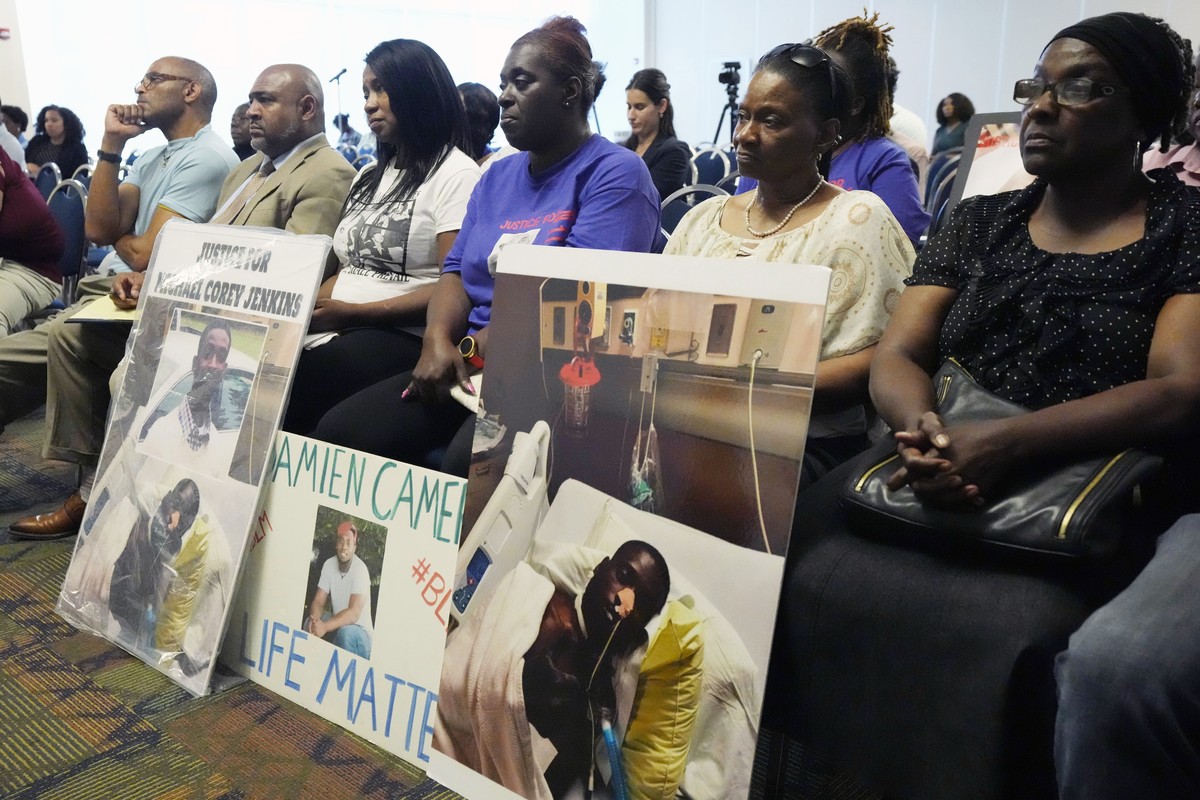Les familles des deux jeunes victimes de violences policières, Michael Corey Jenkins et Damien Cameron.