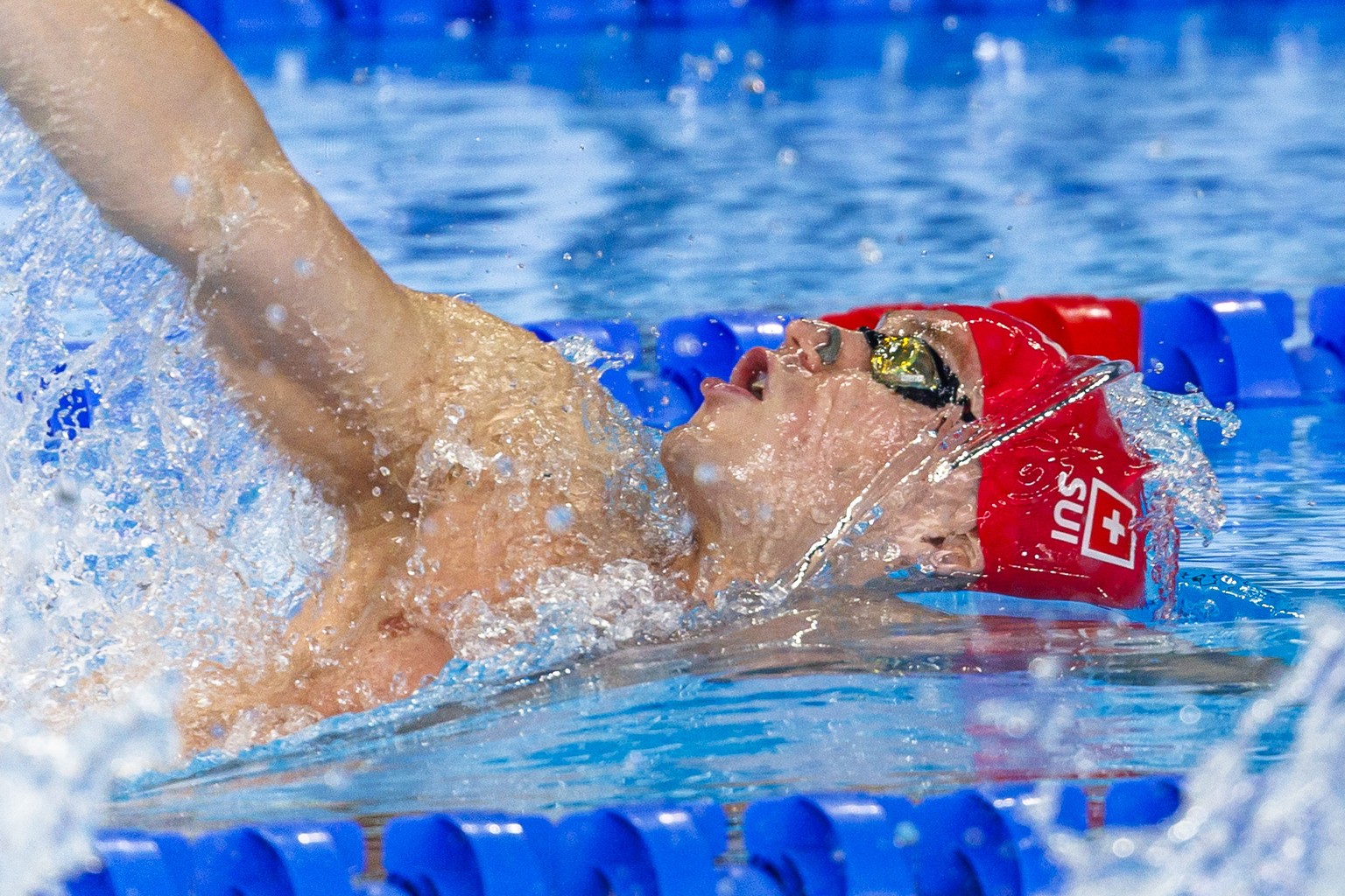 Roman Mityukov auf dem Weg zur Silbermedaille ueber 200m Ruecken an den World Aquatics Weltmeisterschaften im Schwimmen am Freitag, 16. Februar 2024, in Doha, Qatar. (KEYSTONE/Patrick B. Kraemer)