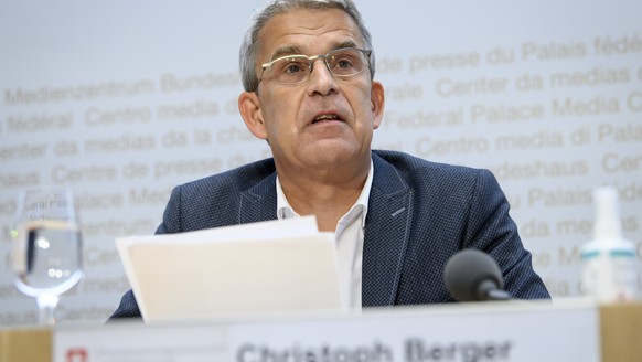 Christoph Berger, Praesident, Eidgenoessische Kommission fuer Impffragen EKIF, spricht an einem Point de Presse zur Covid 19 Situation, am Dienstag, 16. November 2021, in Bern. (KEYSTONE/Anthony Anex)