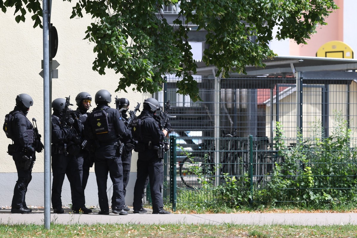 08.07.2026, Bayern, Schongau: Schwerbewaffnete Polizisten stehen am Welfen-Gymnasium. Nach einem Vorfall mit mehreren Verletzten und einer Festnahme an dem Gymnasium in Oberbayern deutet laut einem Po ...